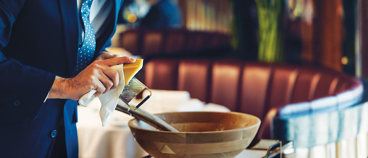 Das Restaurant bietet feine Speisen zum Frühstück, Mittag- und Abendessen mit Menüs des Sternekochs Thomas Keller.