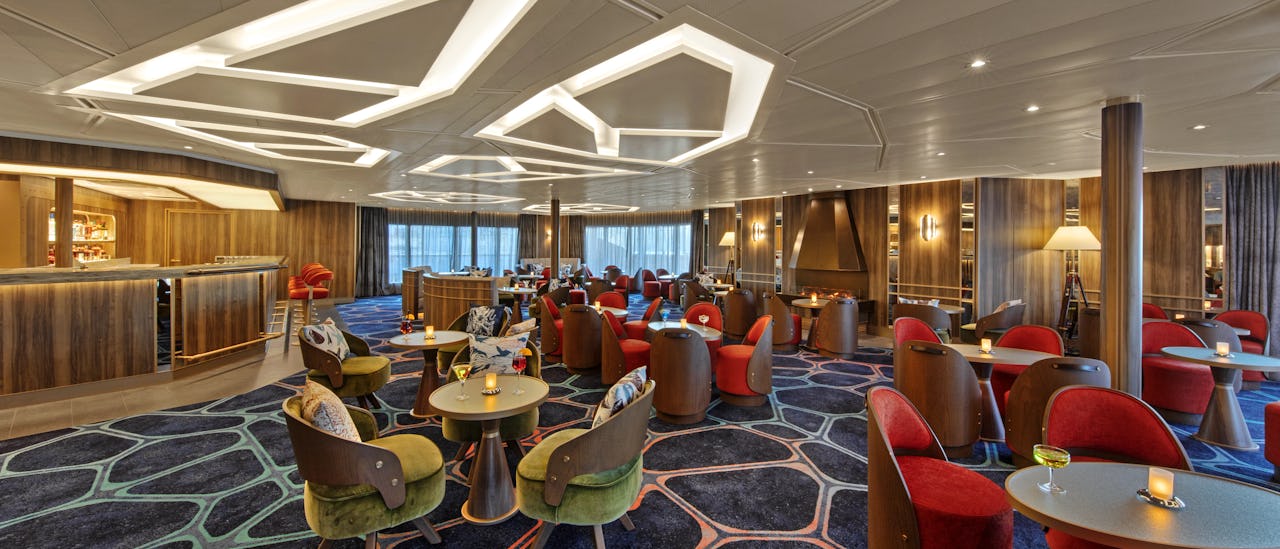 Der Club ist zum Nachmittagstee geöffnet und verwandelt sich am Abend in einen Tanzclub.