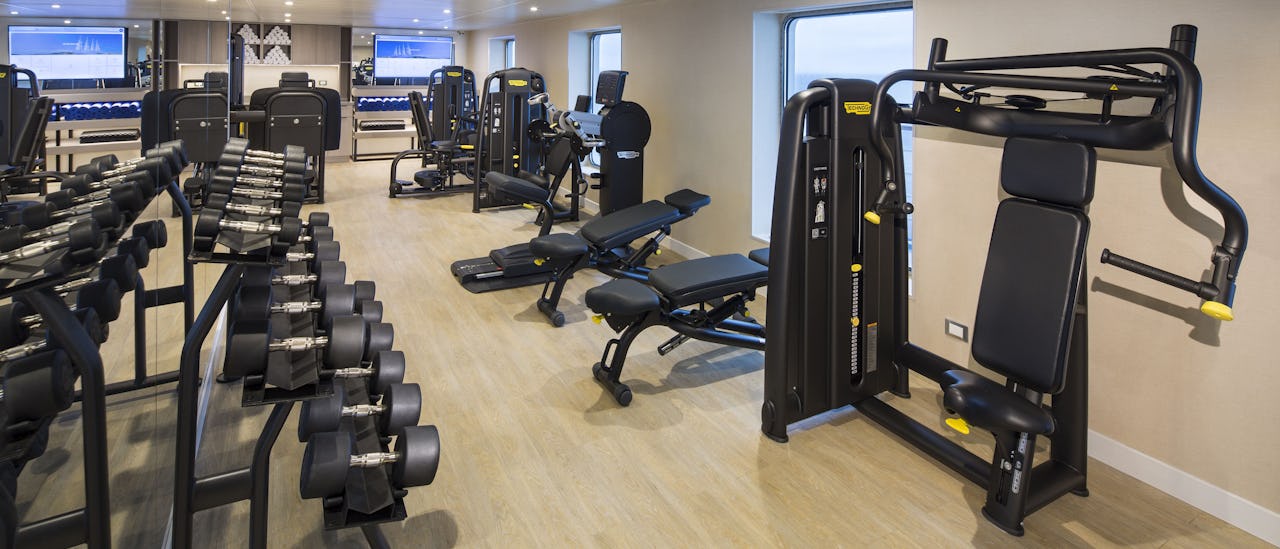 Trainieren Sie im Fitnessstudio mit Meerblick