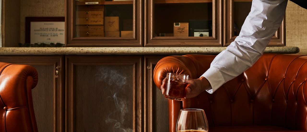 Connoisseur's Corner bietet außergewöhnliche Cognacs und eine erstklassige Auswahl an Zigarren zum Kauf an.