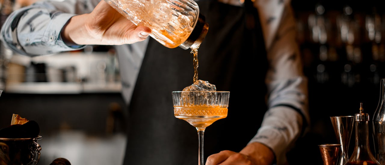 Wählen Sie aus einer Auswahl an Weinen, Bieren, alkoholfreien Getränken, Cocktails und Spirituosen, und bedienen Sie sich an Tee und Kaffee, alles ohne Aufpreis.