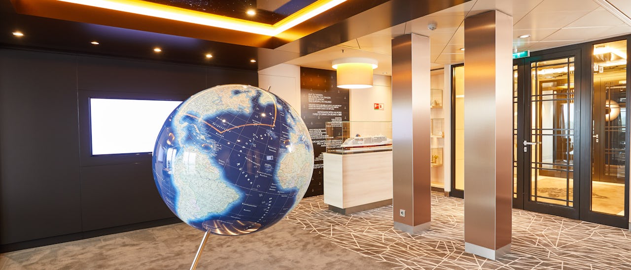 Im Wartebereich der Cruise Sales Lounge befindet sich ein kleines EUROPA 2 Museum