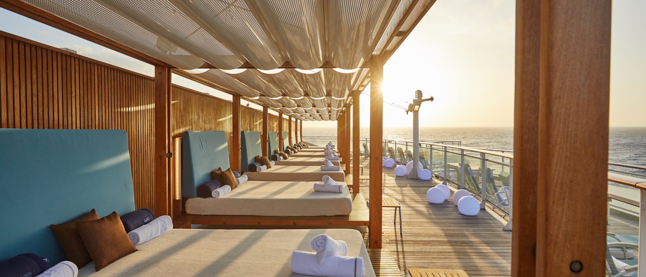 Auf Deck 10 befinden sich mehrere Daybeds mit Blick auf den Ozean