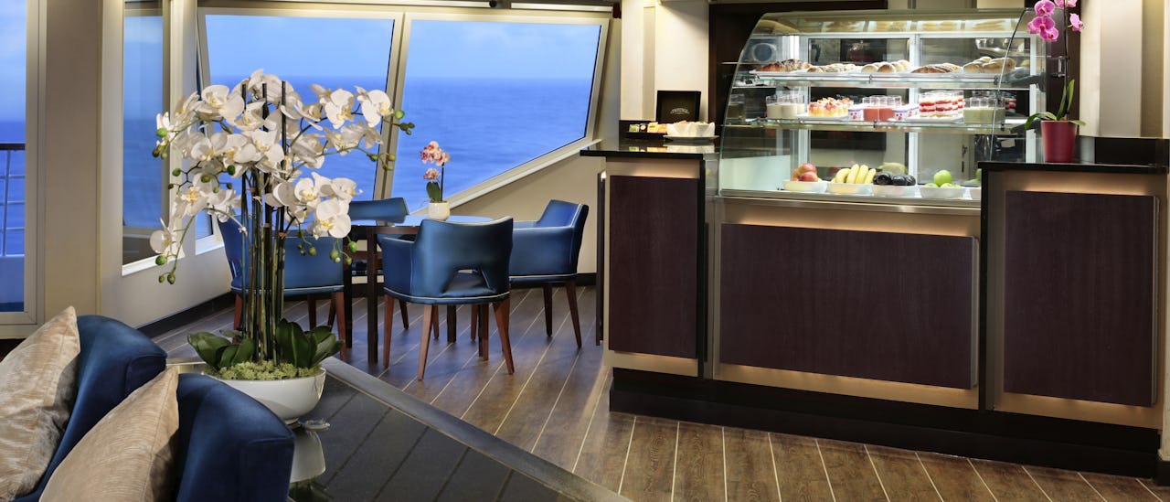 Auf dem Oberdeck, Deck 8, befinden sich ein Yachtclub, eine Starbar und eine Lounge.
