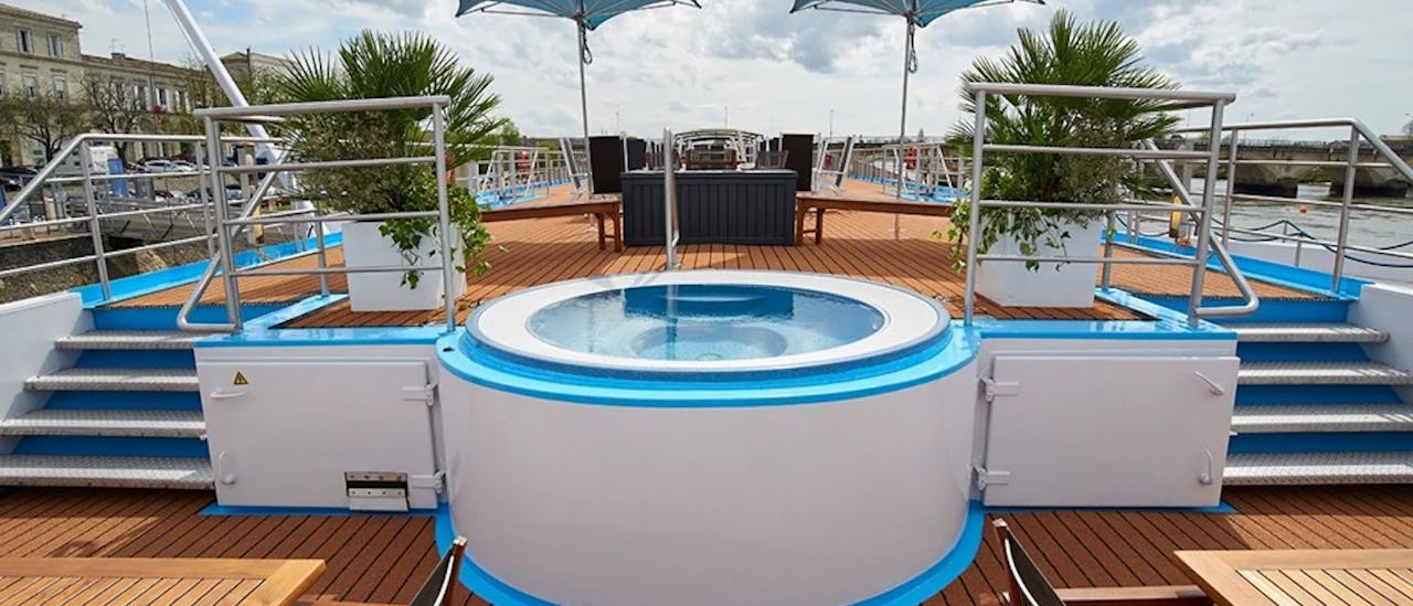 Pooldeck des Kreuzfahrtschiffes AmaDante