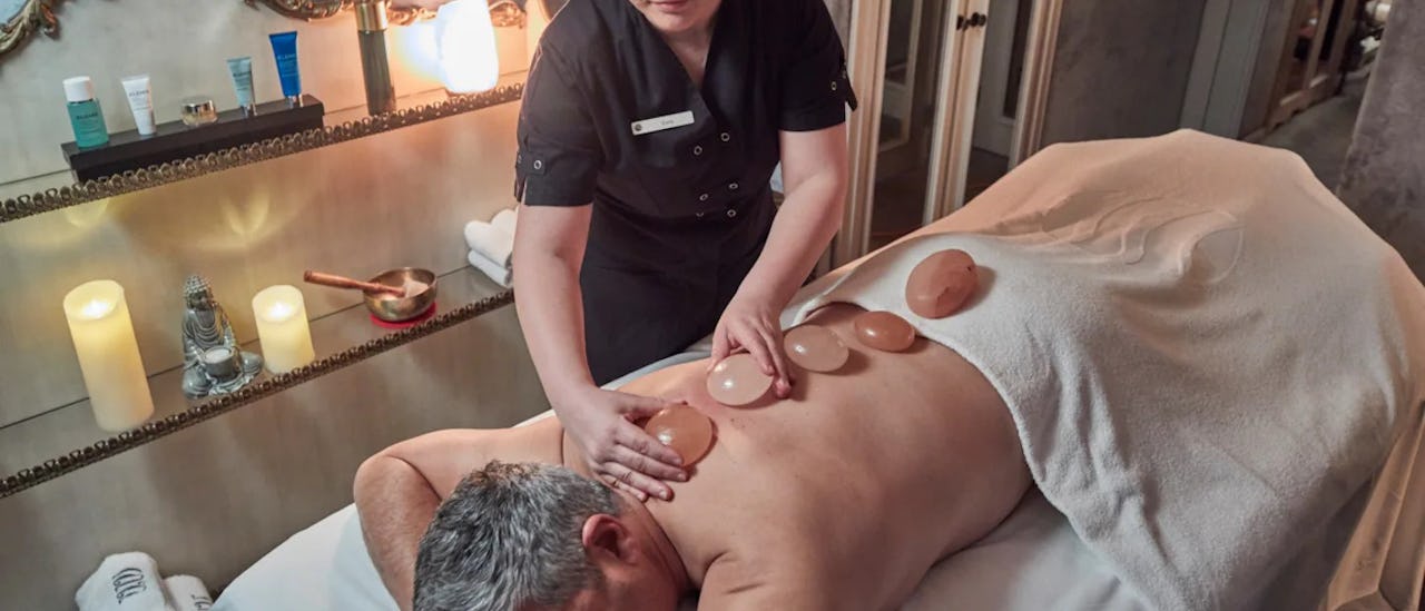 Gast des Flusskreuzfahrtschiffes Aria Amazon während der Massage