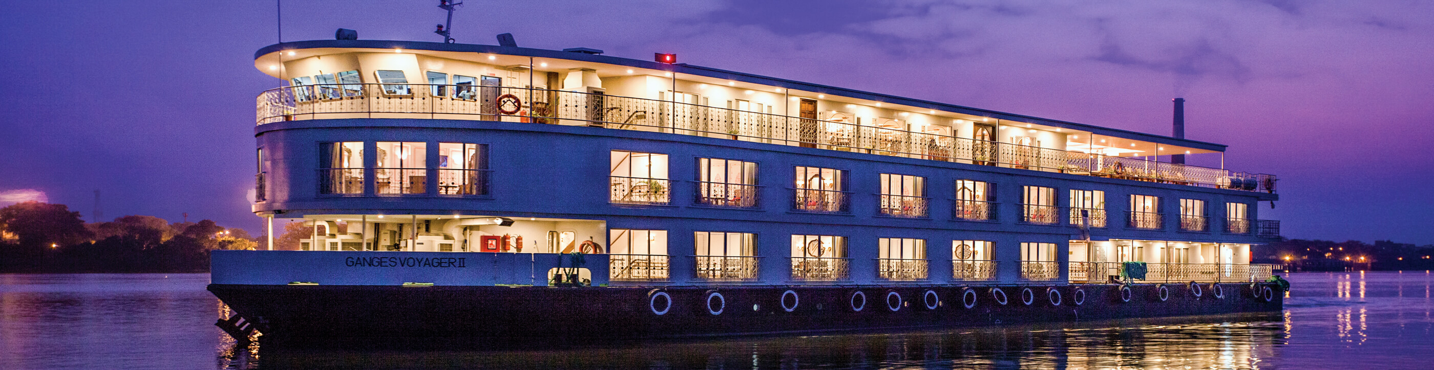 Flusskreuzfahrtschiff Ganges Voyager II während der Fahrt