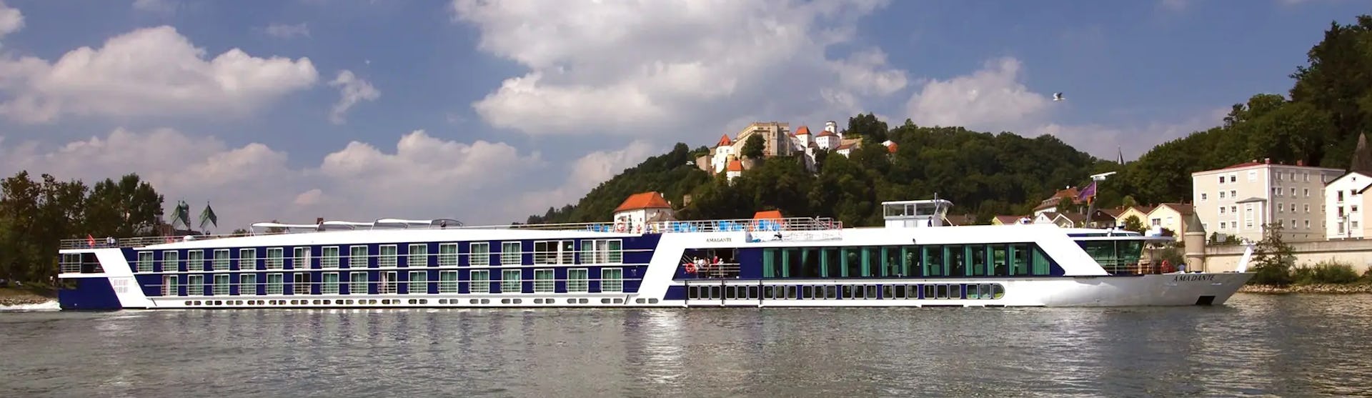 Flusskreuzfahrtschiff AmaDante während der Fahrt