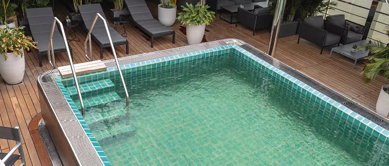 Pooldeck des Kreuzfahrtschiffes Emerald Harmony