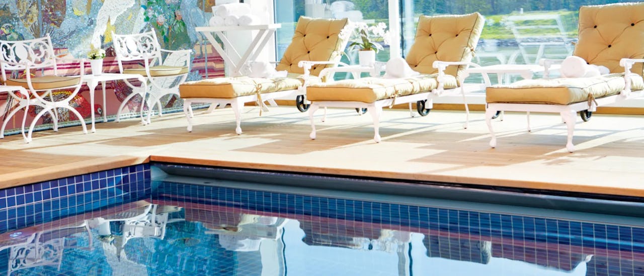 Swimming Pool mit Sonnenliegen des Kreuzfahrtschiffes S.S. Antoinette Pool