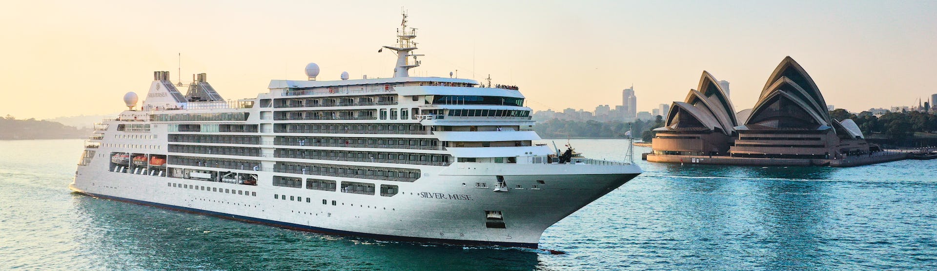 Kreuzfahrtschiff Silver Muse auf dem Wasser vor dem Sydney Opera House