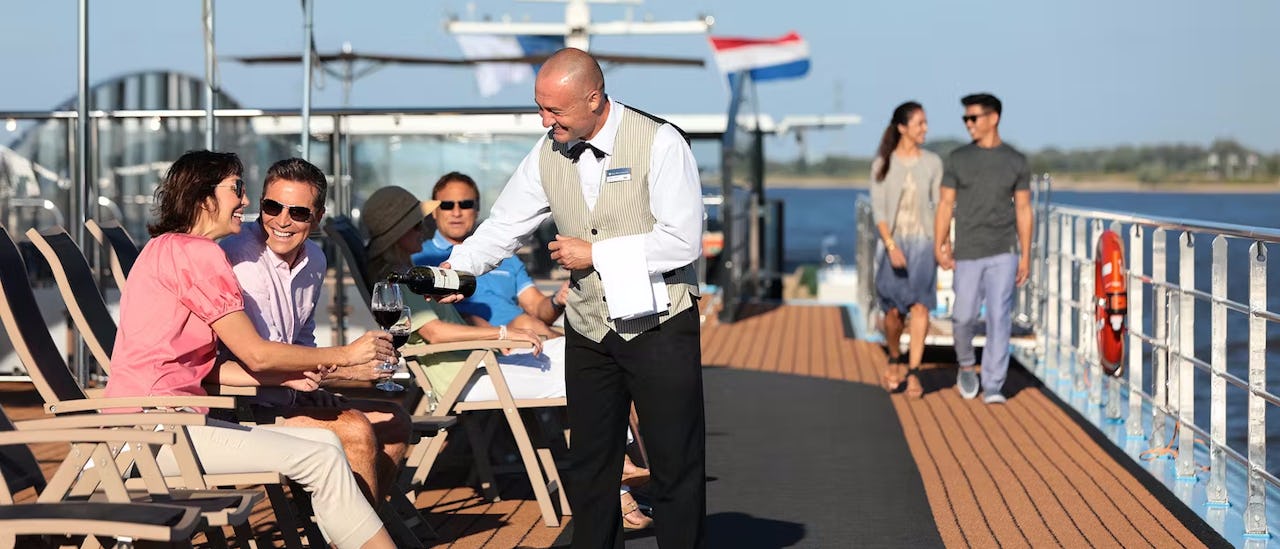 Gäste auf den Sonnenliegen des Kreuzfahrtschiffes AmaMora