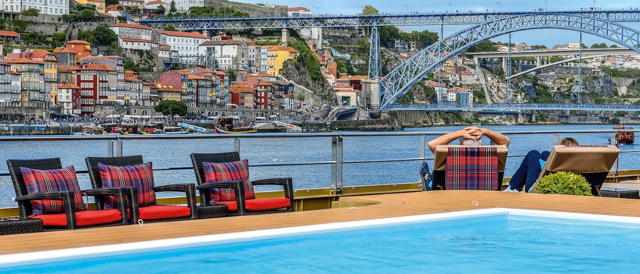 Sonnenliegen mit Aussicht des Kreuzfahrtschiffes AmaSiena