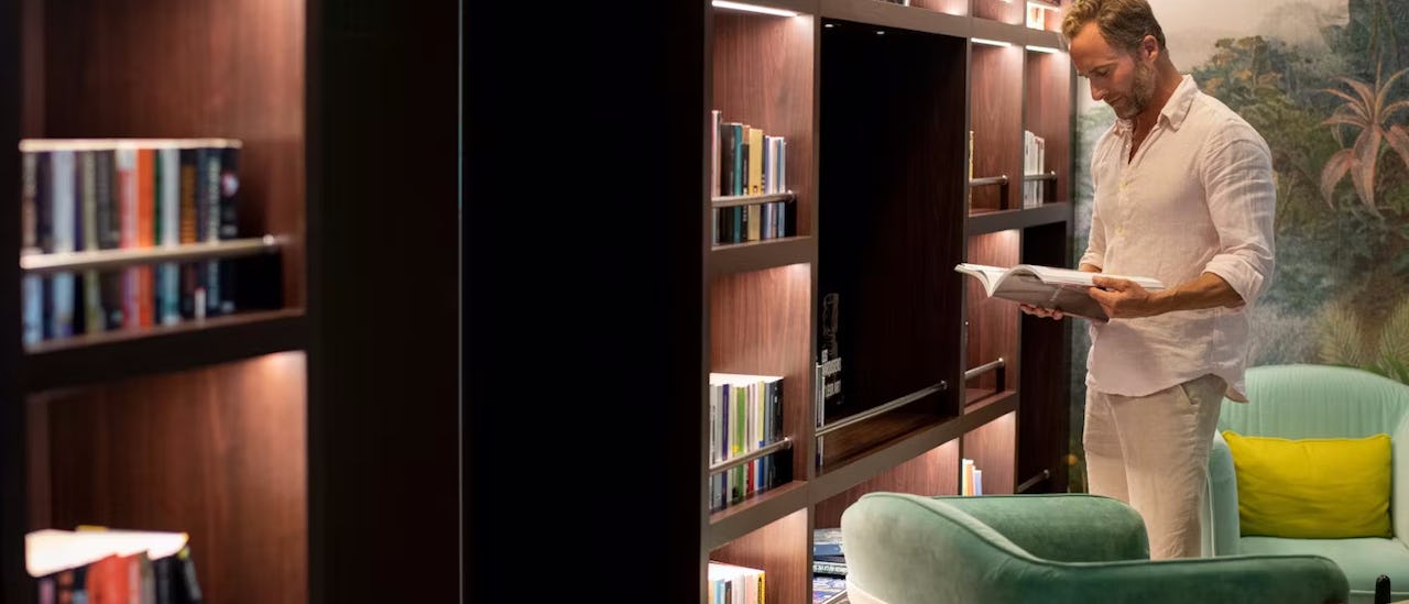 Bibliothek des Kreuzfahrtschiffes Le Dumont-d´Urville