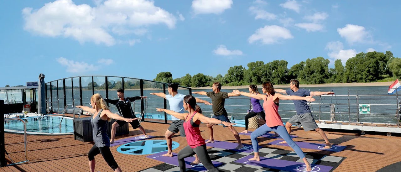 Gäste beim Yoga auf dem Kreuzfahrtschiff AmaCerton