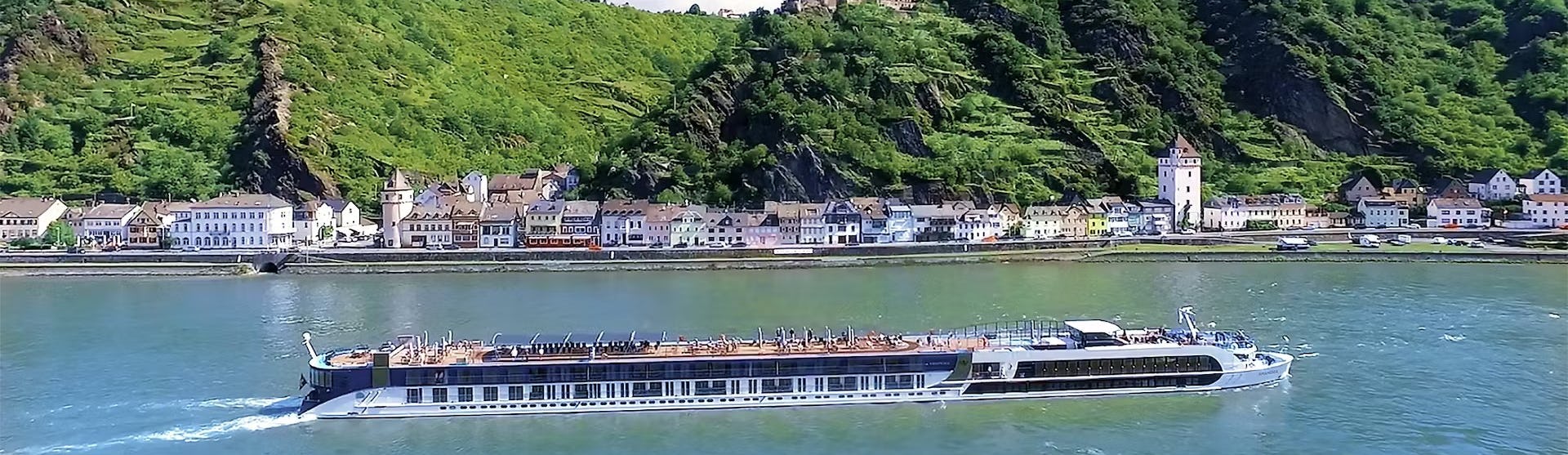 Flusskreuzfahrtschiff AmaMora während der Fahrt