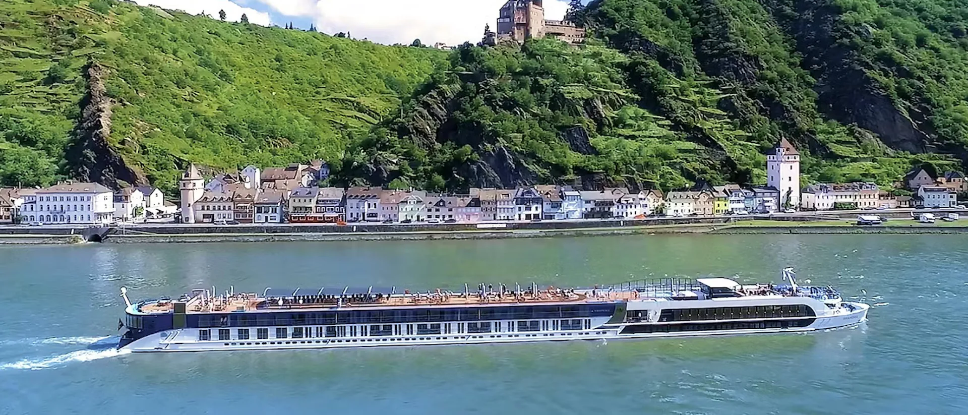 Flusskreuzfahrtschiff AmaMora während der Fahrt