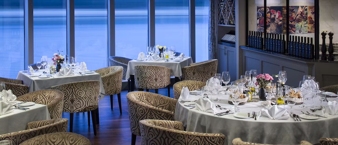 Restaurant mit Meerblick des Kreuzfahrtschiffes AmaPrima