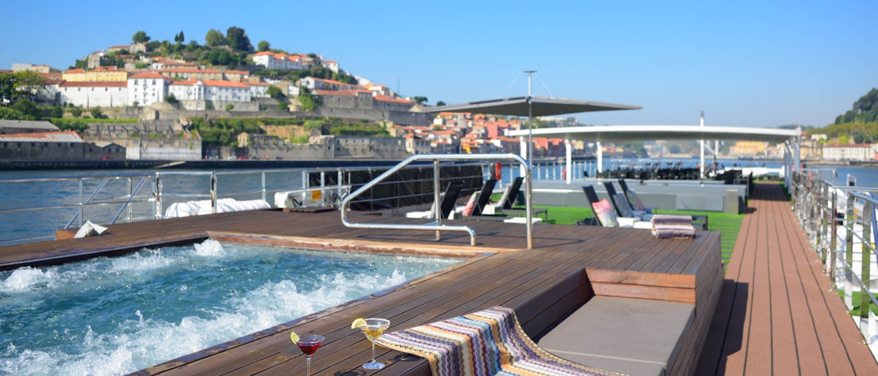 Pooldeck des Kreuzfahrtschiffes Scenic Sapphire
