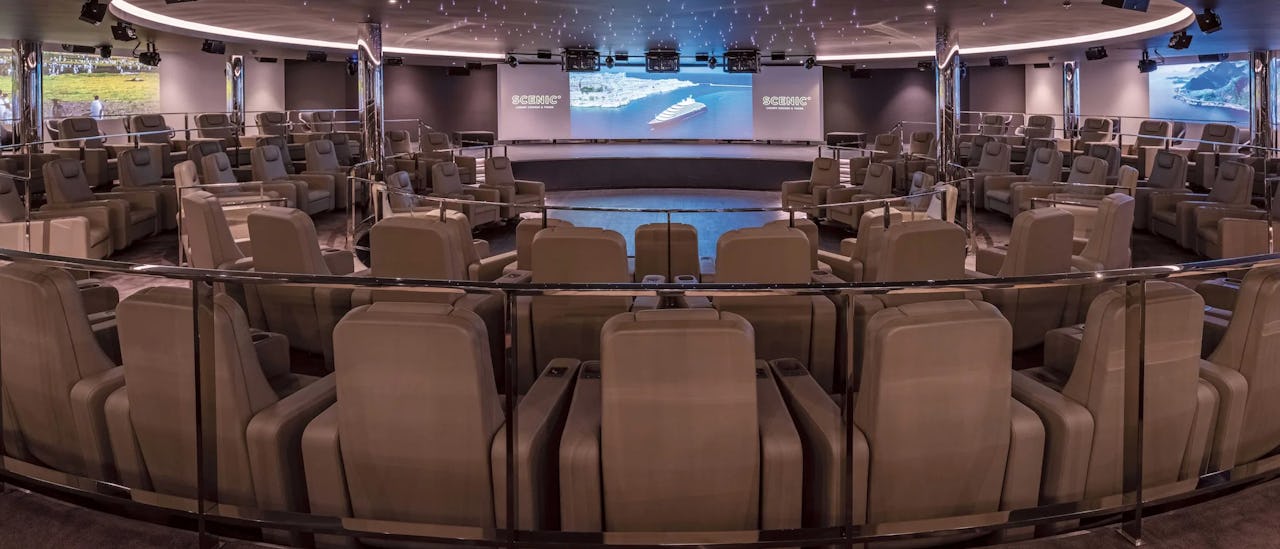 Theatersaal des Kreuzfahrtschiffes Scenic Eclipse