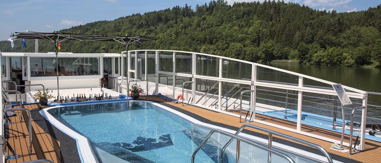Pooldeck des Kreuzfahrtschiffes AmaKristina
