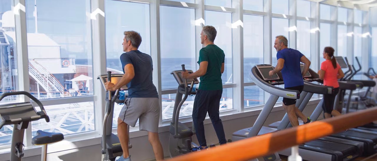 Fitnessstudio mit Meerblick des Kreuzfahrtschiffes MS Europa