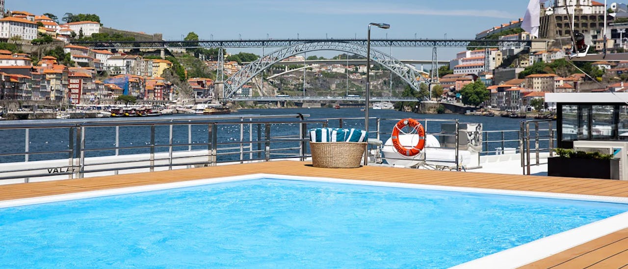 Sun Deck mit Pool des Kreuzfahrtschiffes S.S. Sao Gabriel