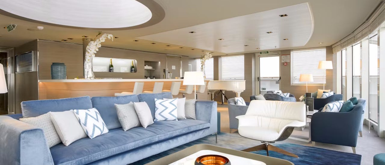 Panoramalounge des Kreuzfahrtschiffes Le Lyrial