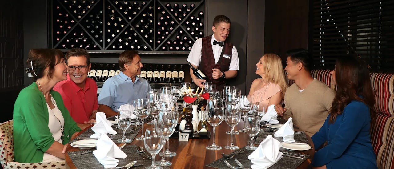 Gäste beim Wine Tasting auf dem Kreuzfahrtschiff AmaDolce