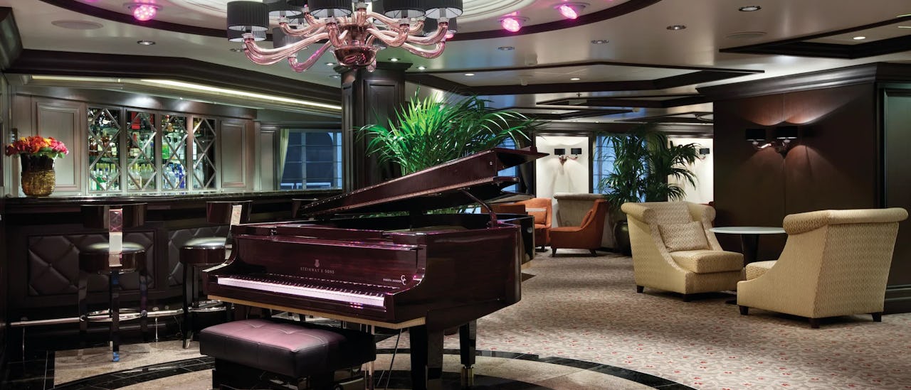 Lounge mit Klavier des Kreuzfahrtschiffes Regatta