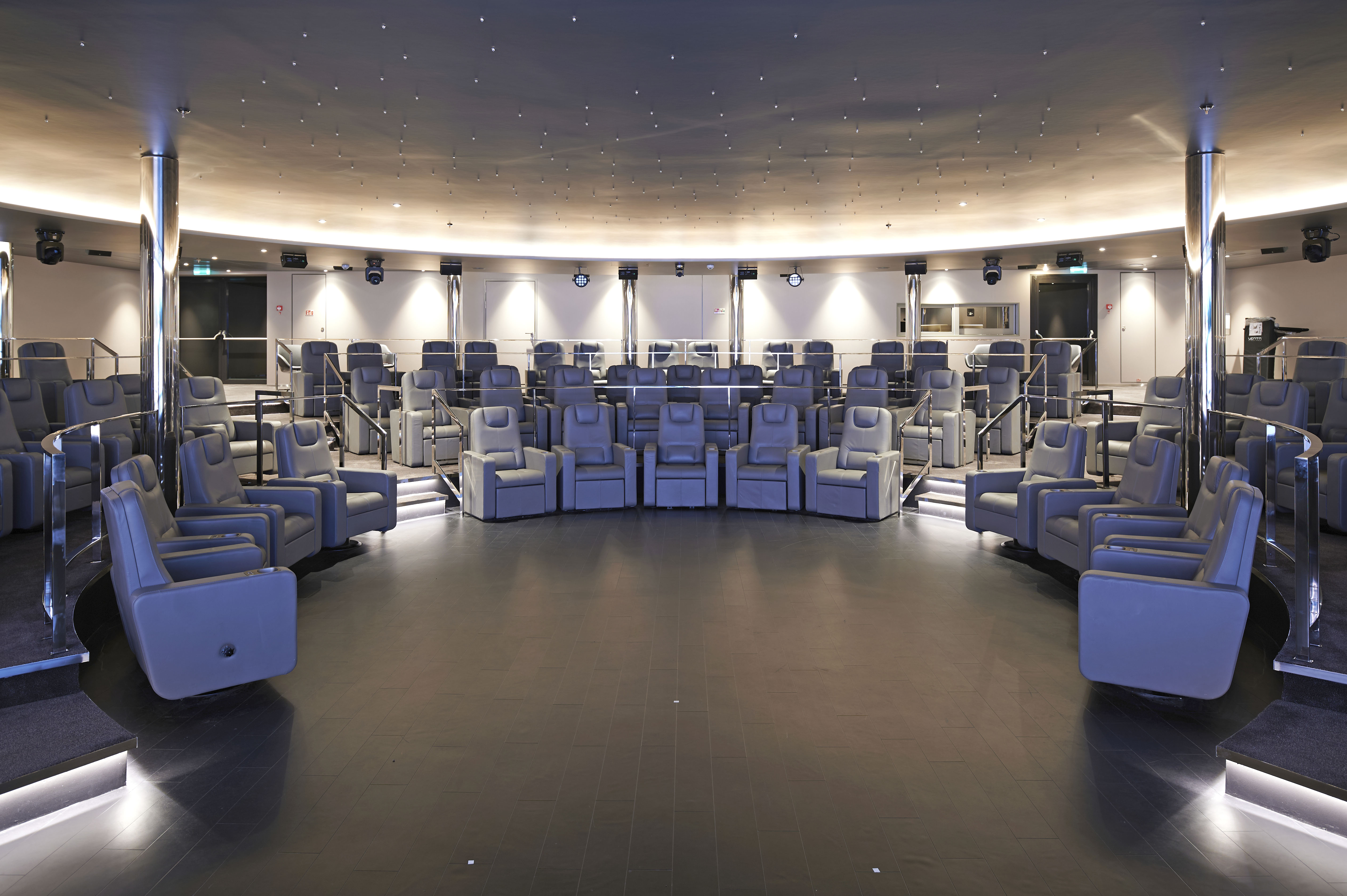 Theatersaal des Kreuzfahrtschiffes Scenic Eclipse 2