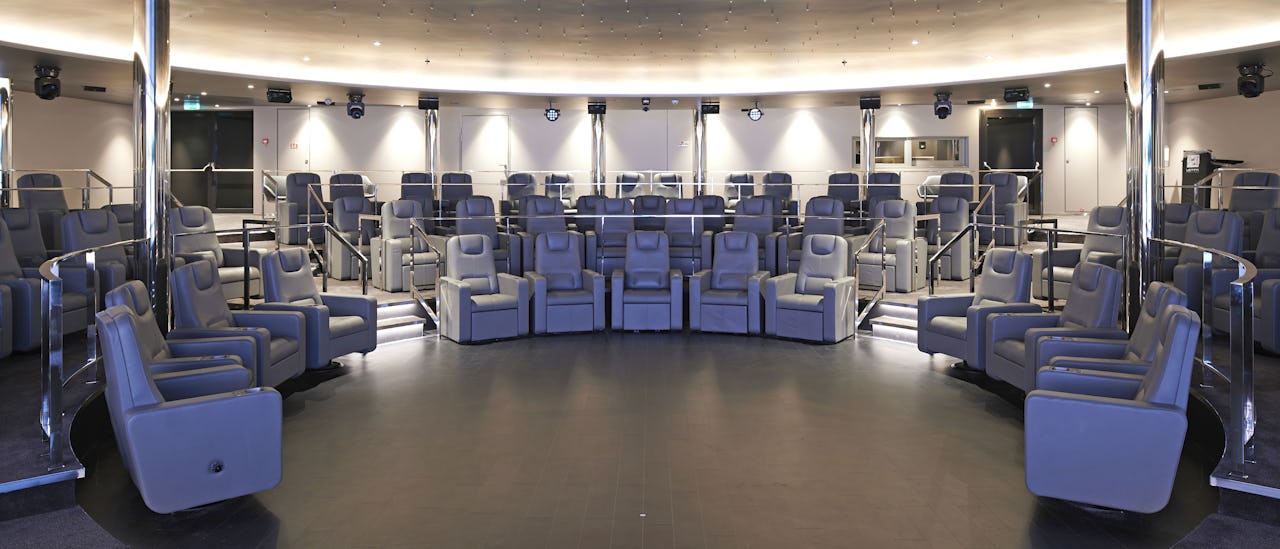 Theatersaal des Kreuzfahrtschiffes Scenic Eclipse 2