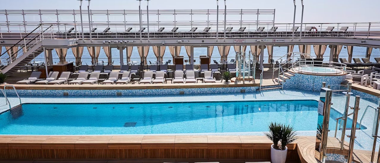 Pooldeck des Kreuzfahrtschiffes Silver Dawn