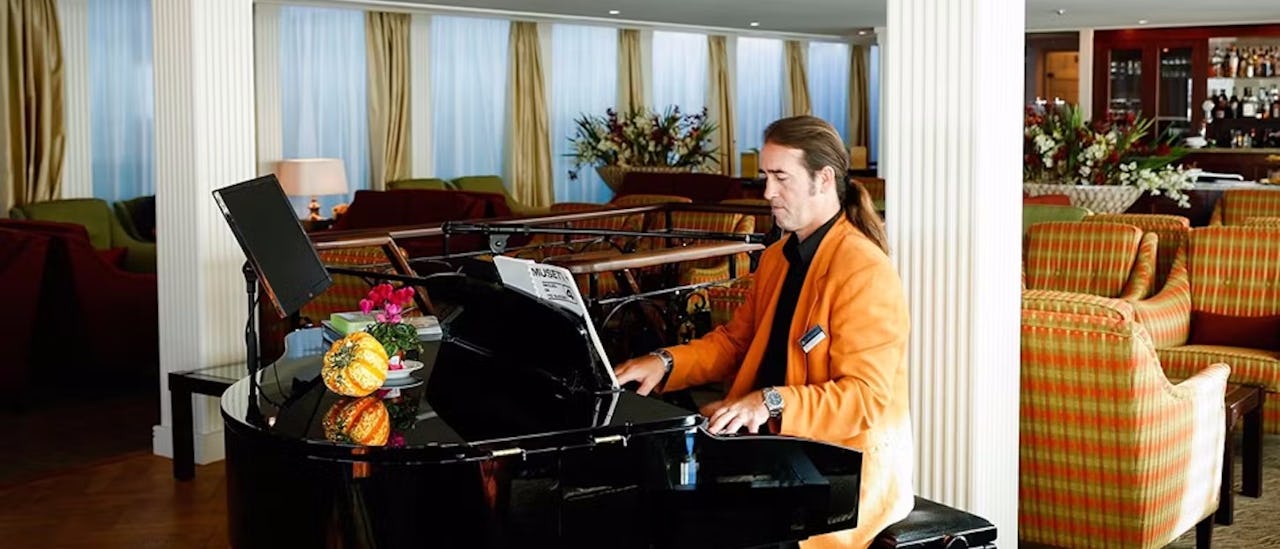Mann am Klavier auf dem Kreuzfahrtschiff AmaSiena