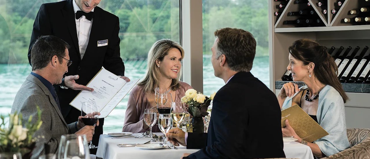 Gäste im Restaurant des Kreuzfahrtschiffes AmaDolce