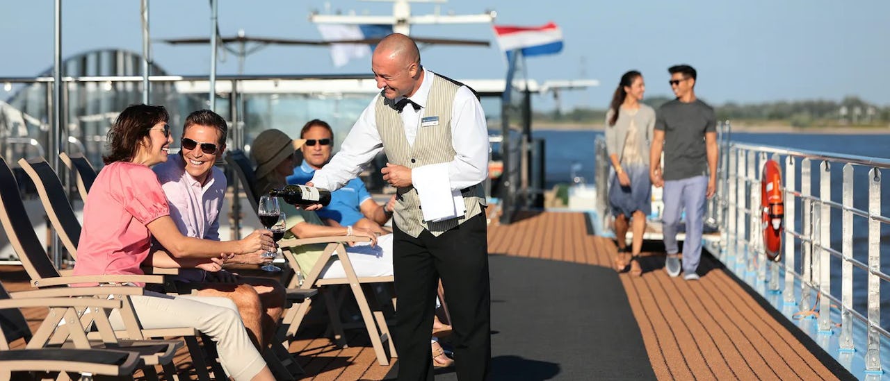 Gäste auf den Sonnenliegen des Kreuzfahrtschiffes AmaSerena