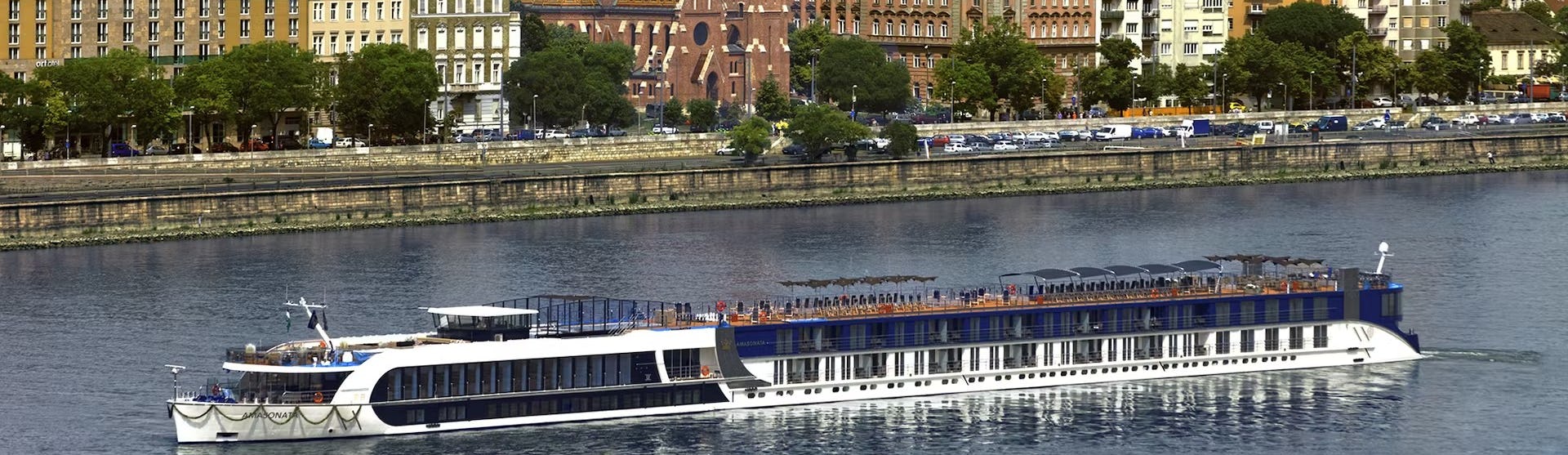 Flusskreuzfahrtschiff AmaSonata während der Fahrt