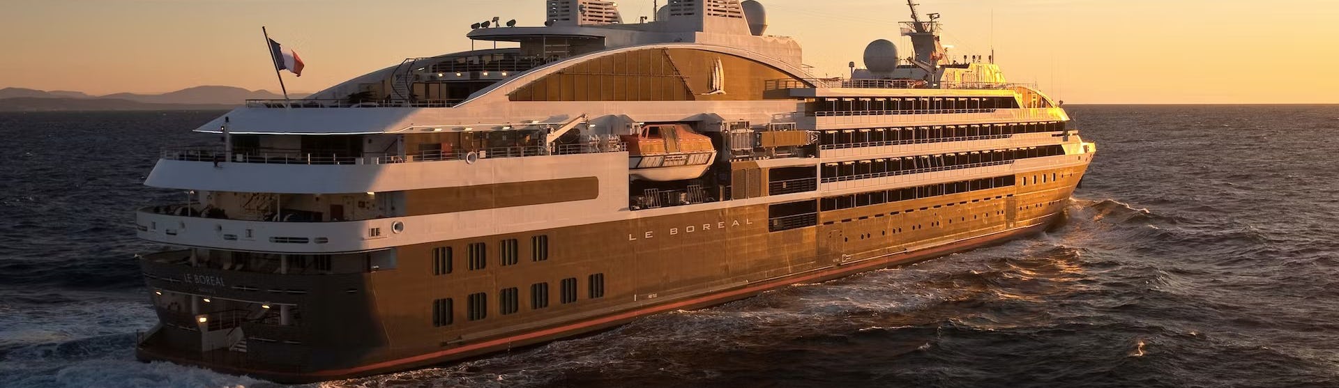 Kreuzfahrtschiff Le Boreal während der Fahrt