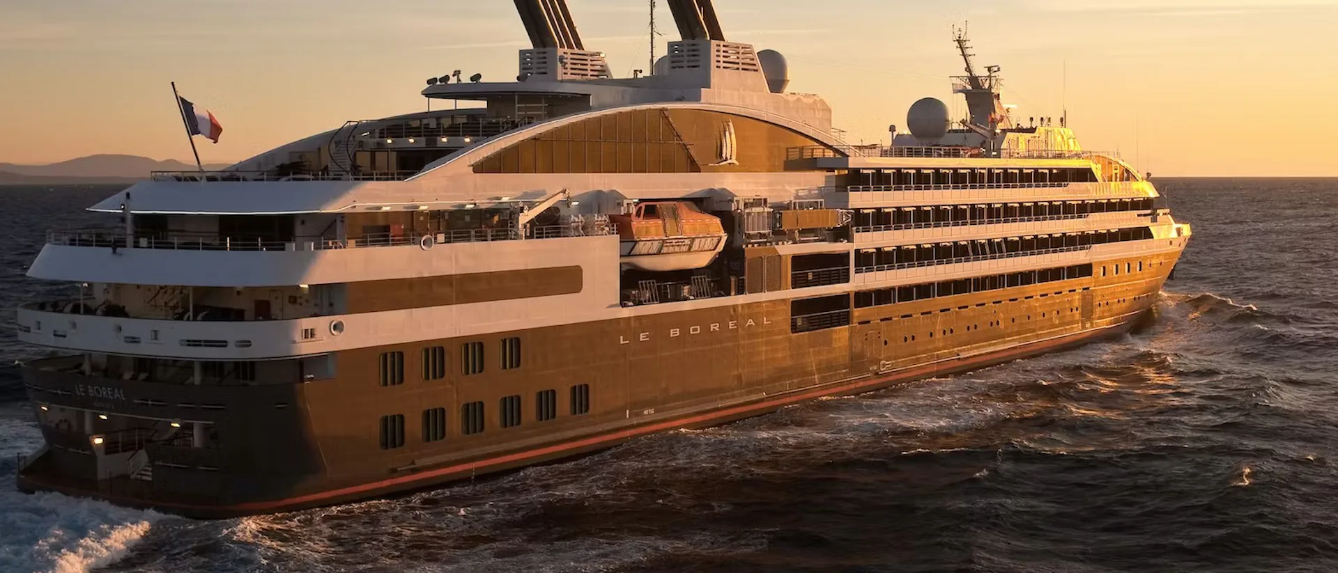 Kreuzfahrtschiff Le Boreal während der Fahrt