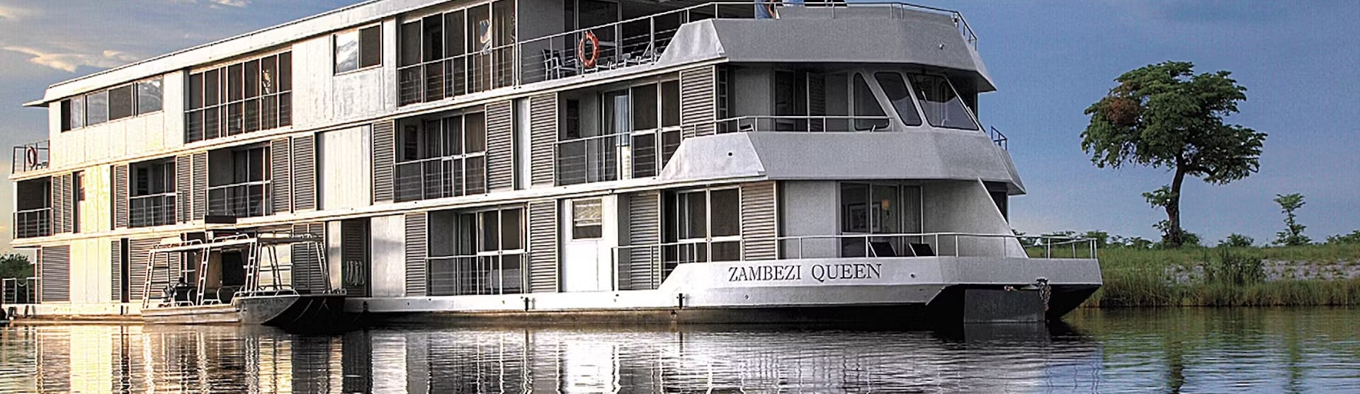 Kreuzfahrtschiff Zambezi Queen während der Fahrt
