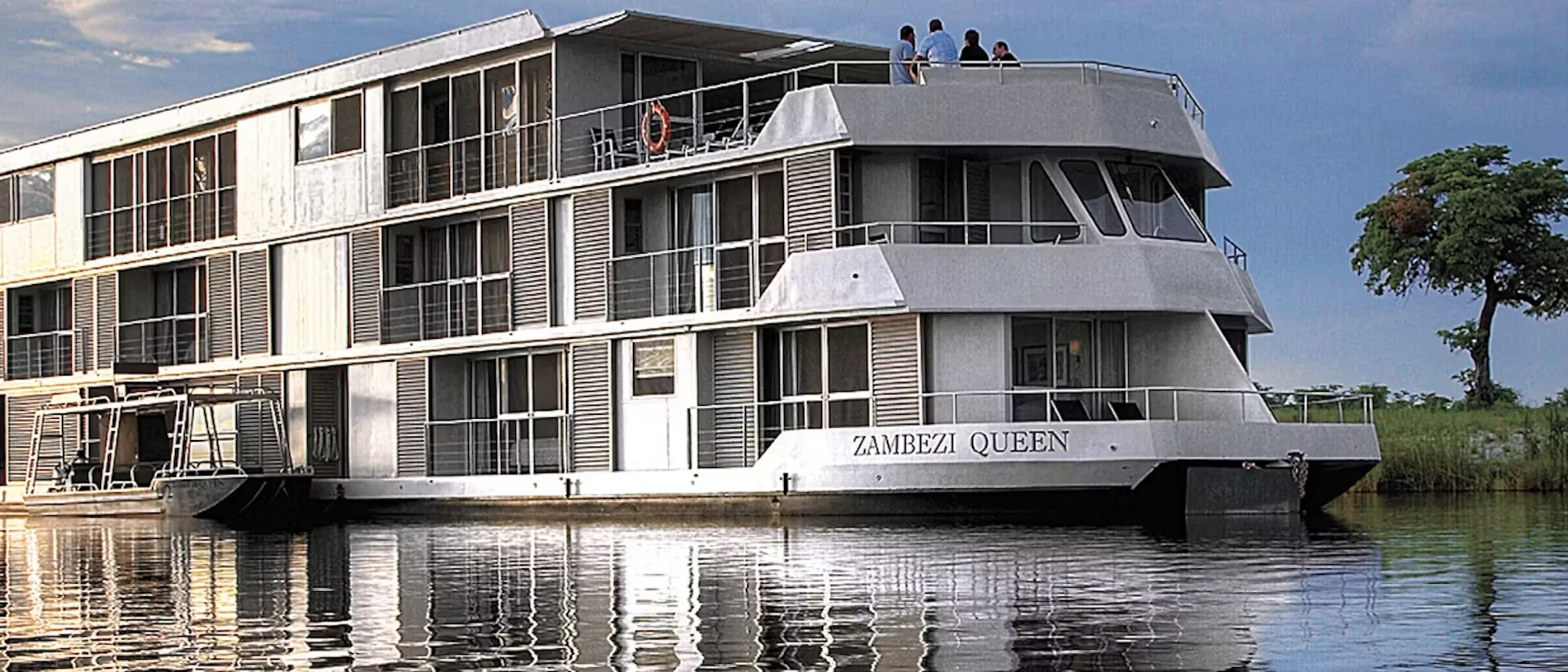 Kreuzfahrtschiff Zambezi Queen während der Fahrt