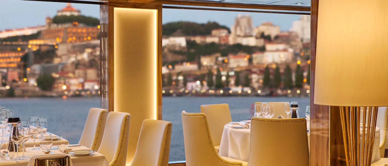 Restaurant mit Meerblick des Kreuzfahrtschiffes S.S. Sao Gabriel