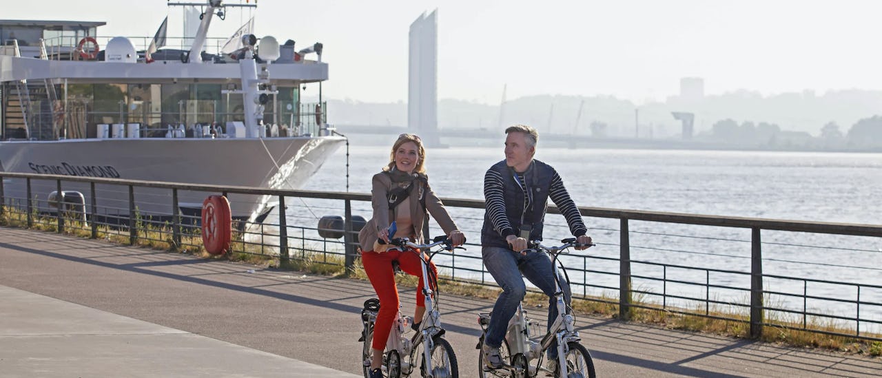 Pärchen beim Fahrradausflug des Kreuzfahrtschiffes Scenic Azure