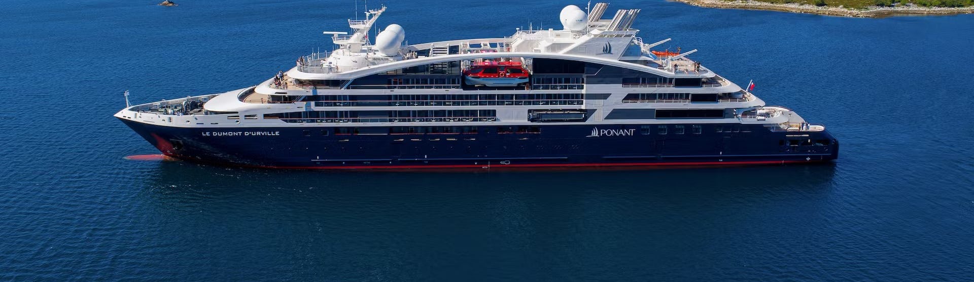 Kreuzfahrtschiff Le Dumont d´Urville auf dem Meer