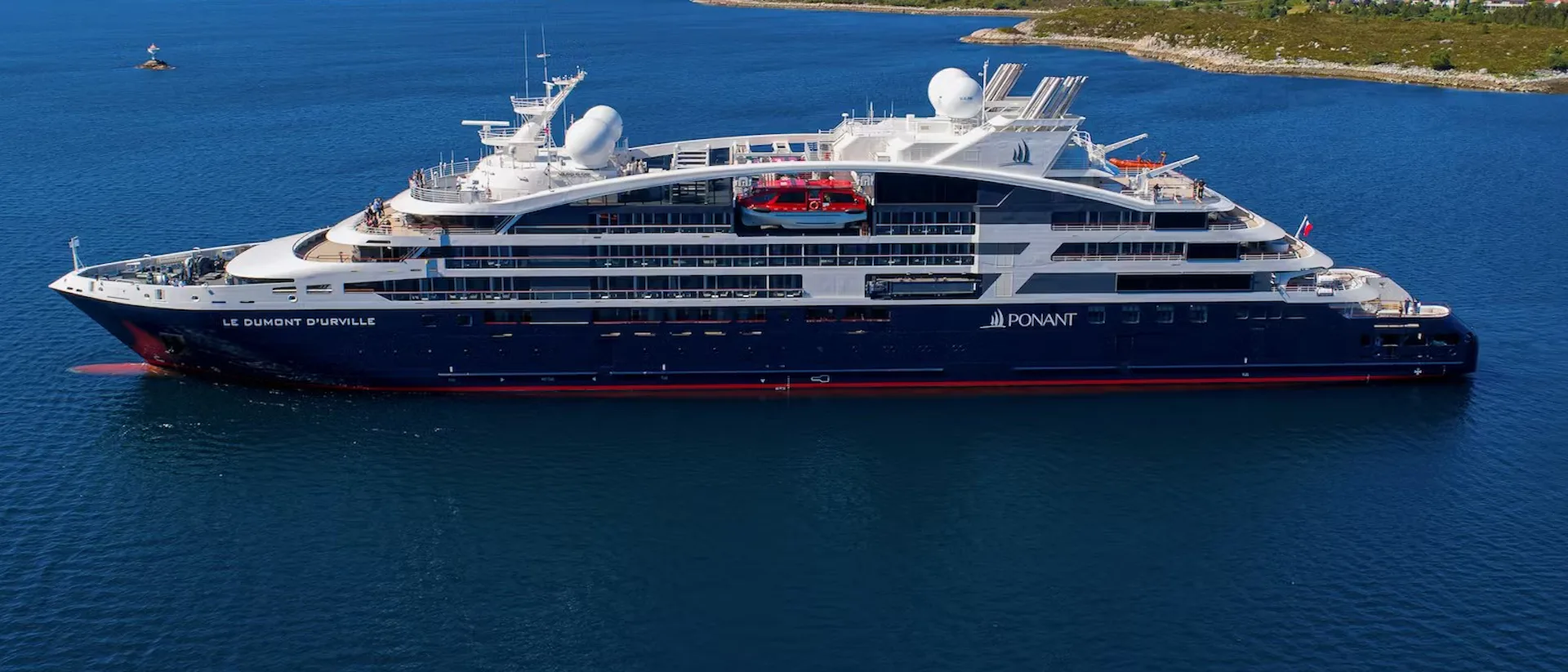 Kreuzfahrtschiff Le Dumont d´Urville auf dem Meer