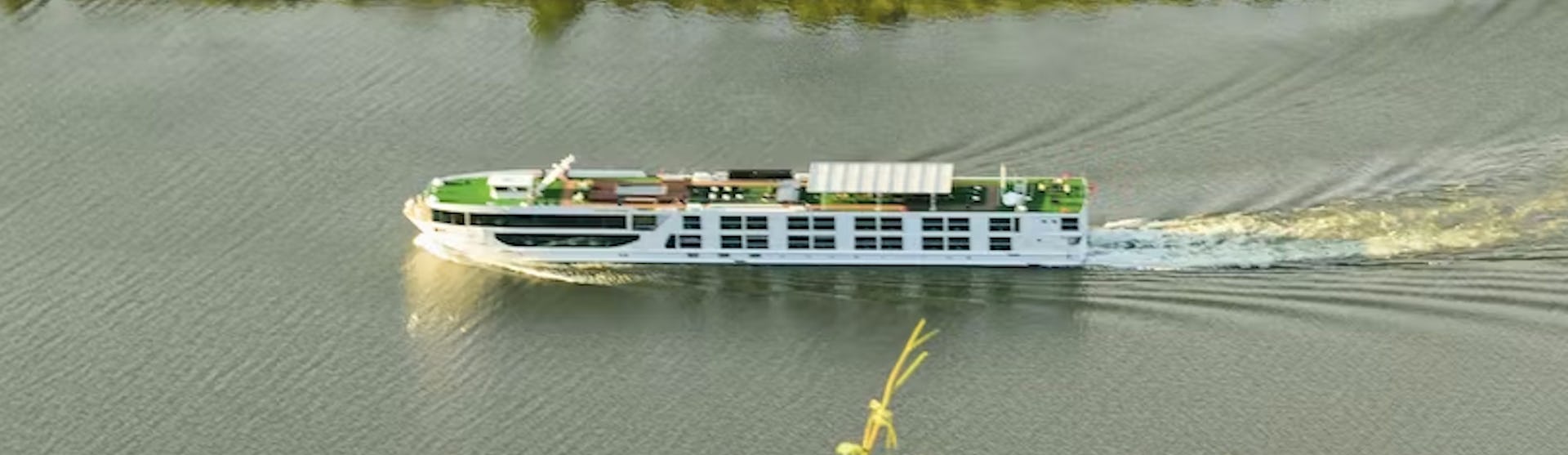 Flusskreuzfahrtschiff Scenic Amber während der Fahrt