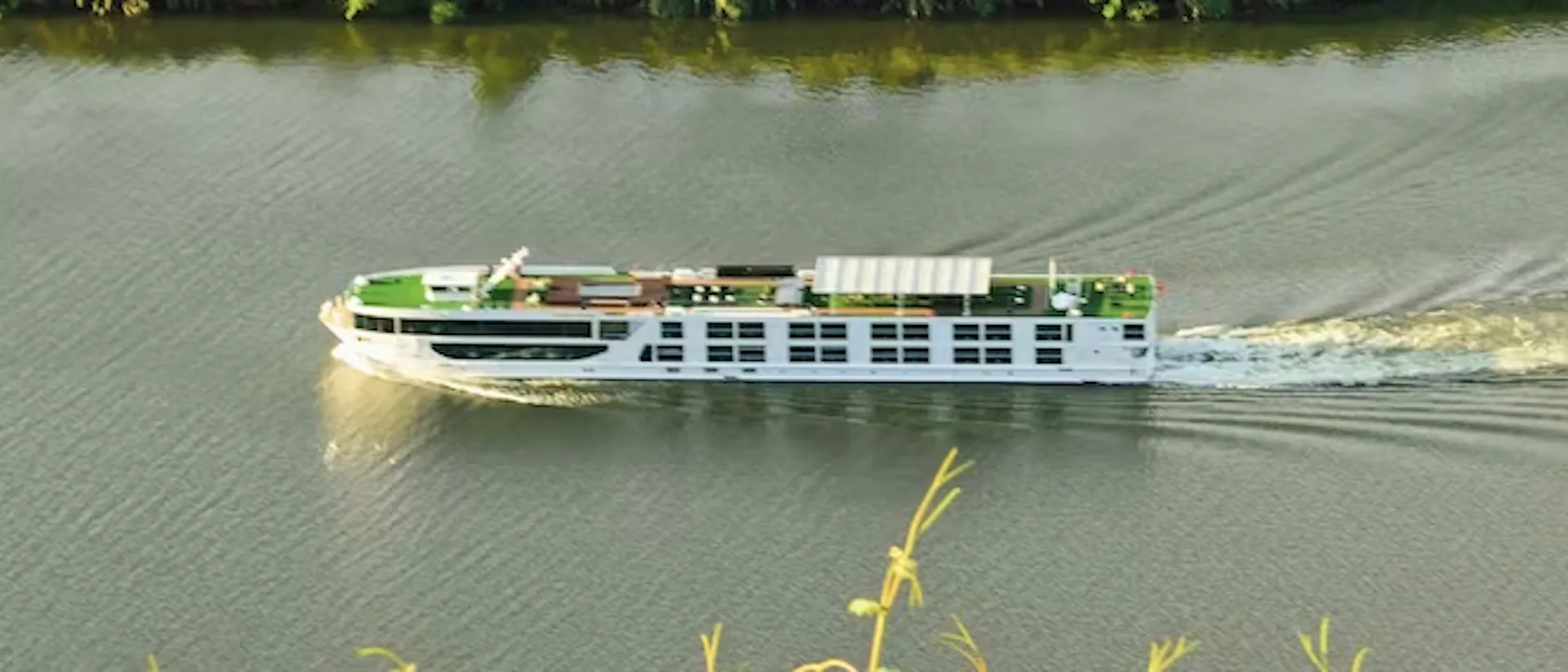 Flusskreuzfahrtschiff Scenic Amber während der Fahrt