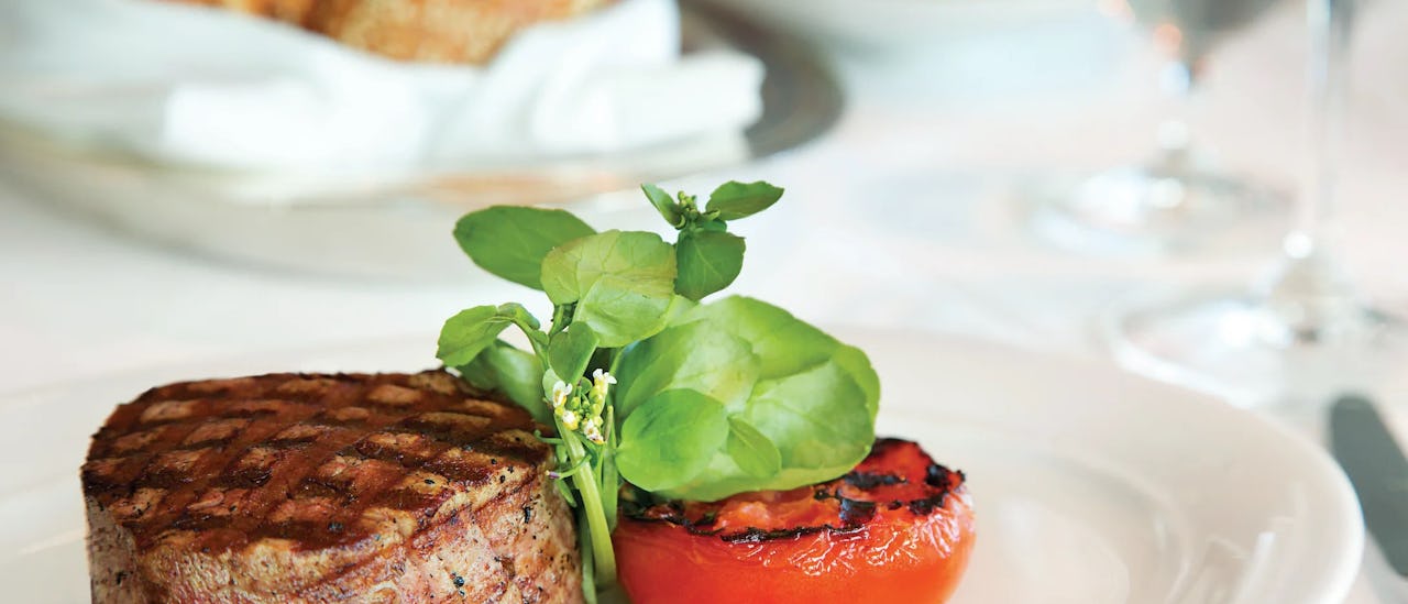 Steak mit Tomate serviert auf dem Kreuzfahrtschiff Insignia