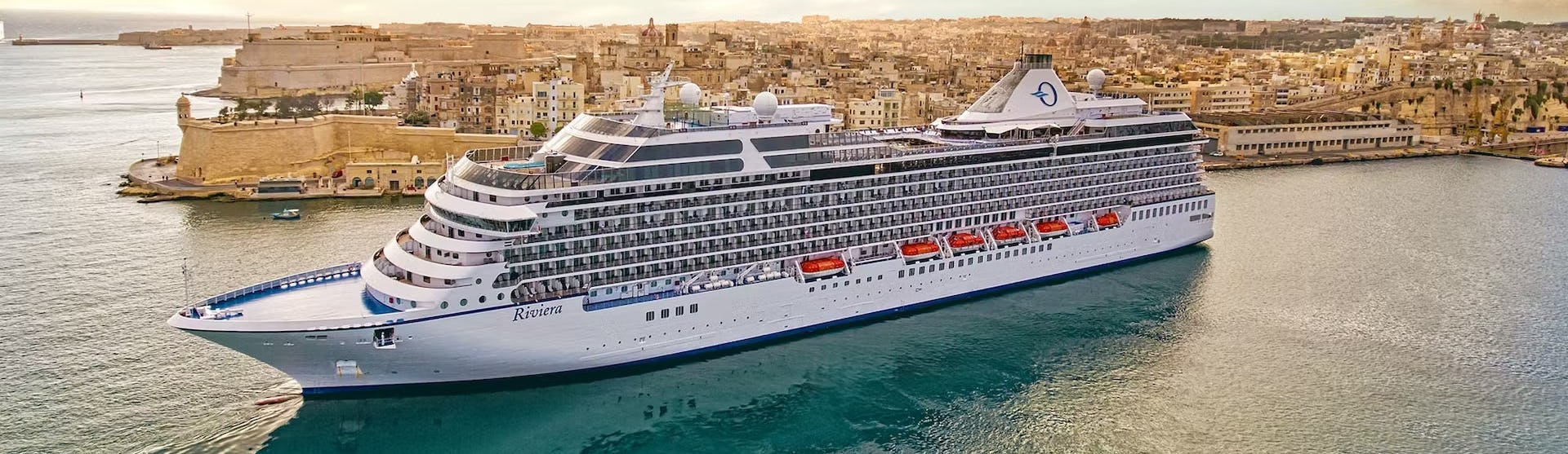 Kreuzfahrtschiff Riviera während der Fahrt