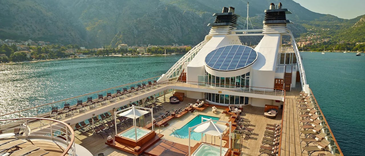 Pooldeck des Kreuzfahrtschiffes Seabourn Odyssey